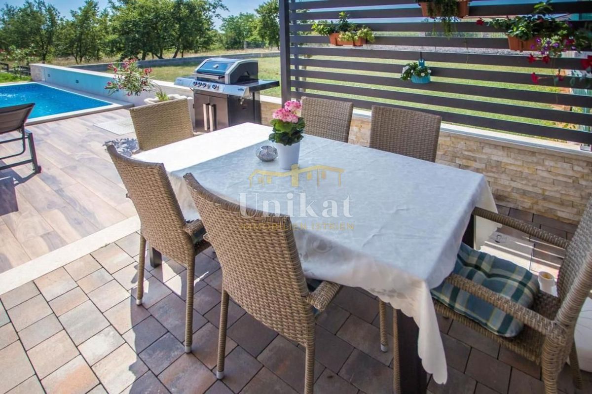 Bella casa al piano terra su un ampio terreno + possibilità di costruire un altro edificio